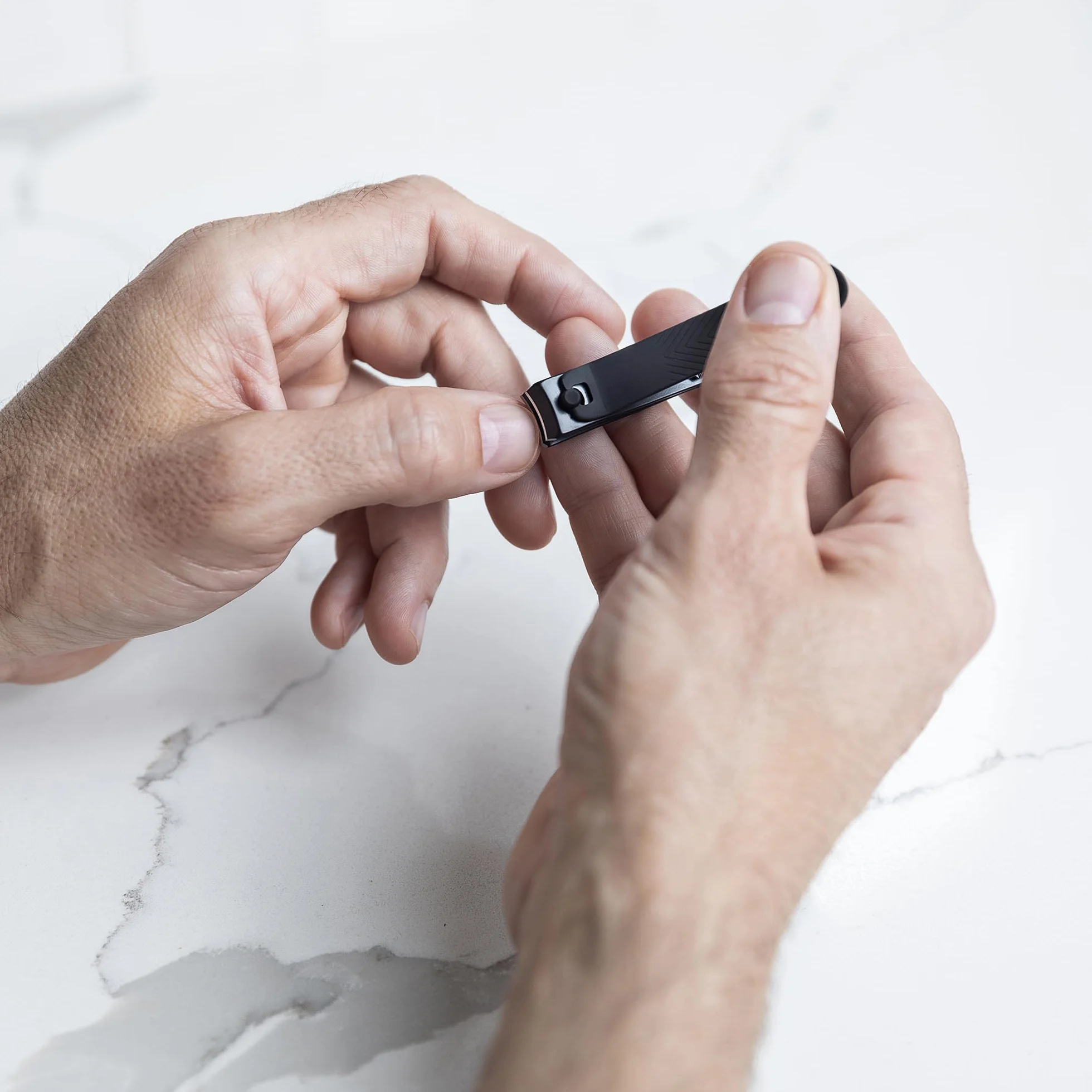 MANSCAPED® Shears 3.0, juego de manicura de acero inoxidable para hombres de 5 piezas con cortaúñas de manos y pies, lima de uñas, pinzas de punta inclinada, tijeras para cutículas y estuche de viaje
