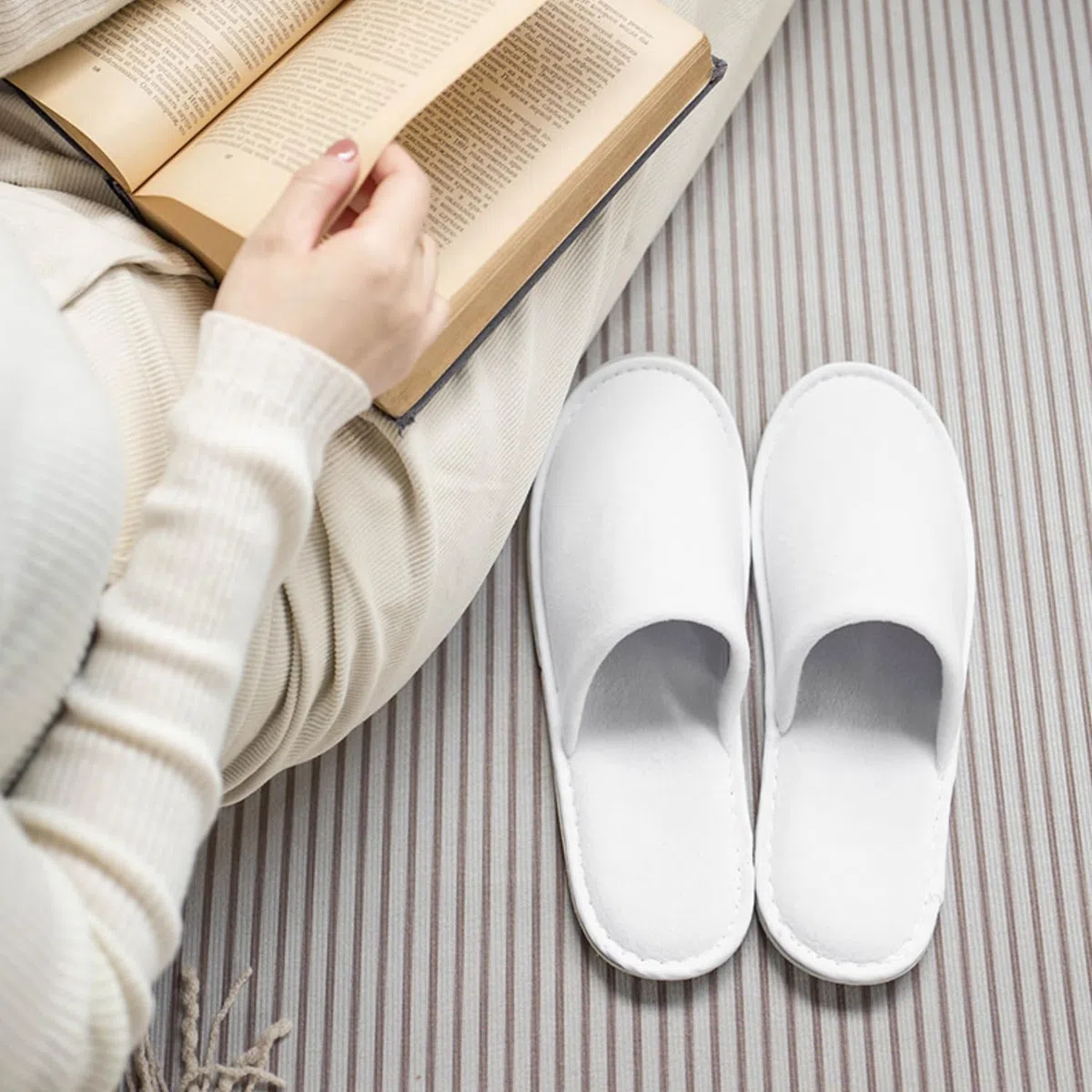 Tokaneit 24 Pares Zapatillas Desechables, Zapatillas de Hotel, Pantuflas Invitados, Pantuflas para Mujer y Hombre, para SPA Invitados a la Fiesta y Viaje (Blanco)