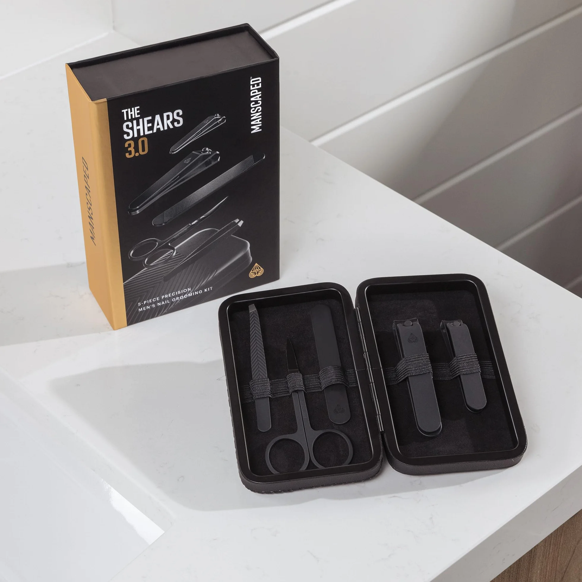 MANSCAPED® Shears 3.0, juego de manicura de acero inoxidable para hombres de 5 piezas con cortaúñas de manos y pies, lima de uñas, pinzas de punta inclinada, tijeras para cutículas y estuche de viaje