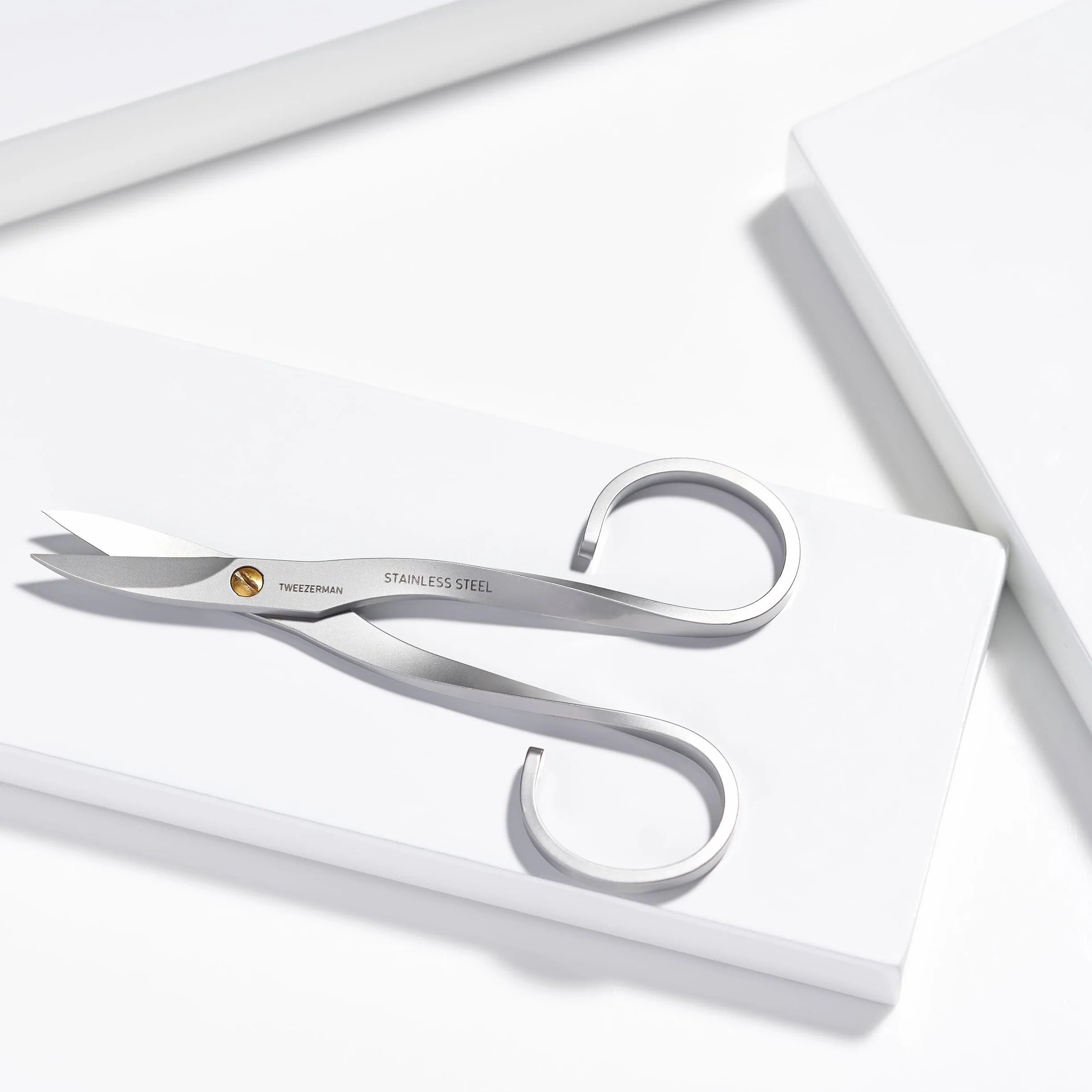 Tweezerman 3005-R - Tijera de uñas de acero inoxidable para manicura y pedicura