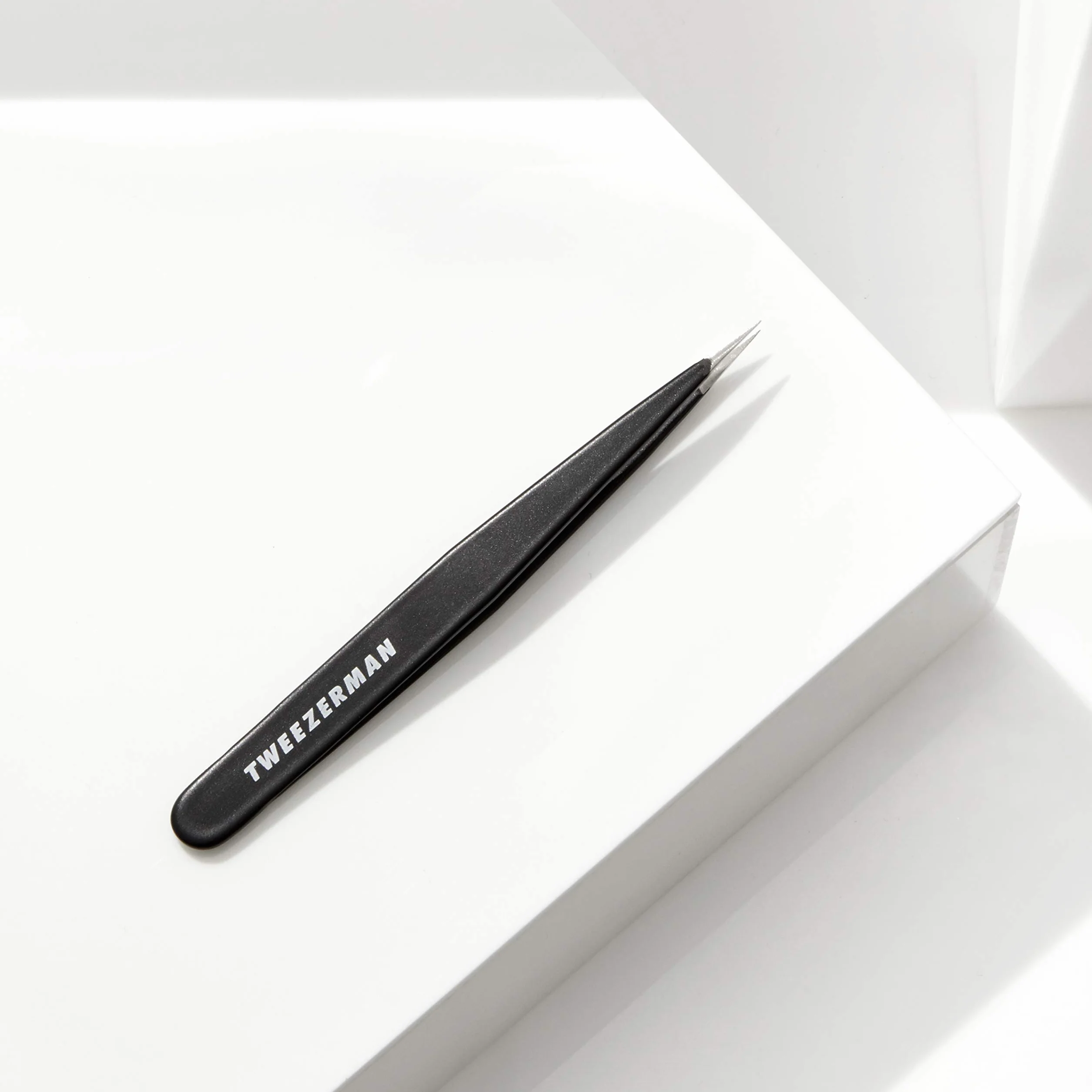 TWEEZERMAN Pinza de punta fina (puntas de precisión afiladas a mano para depilar cejas y eliminar astillas, calidad profesional, acero inoxidable)
