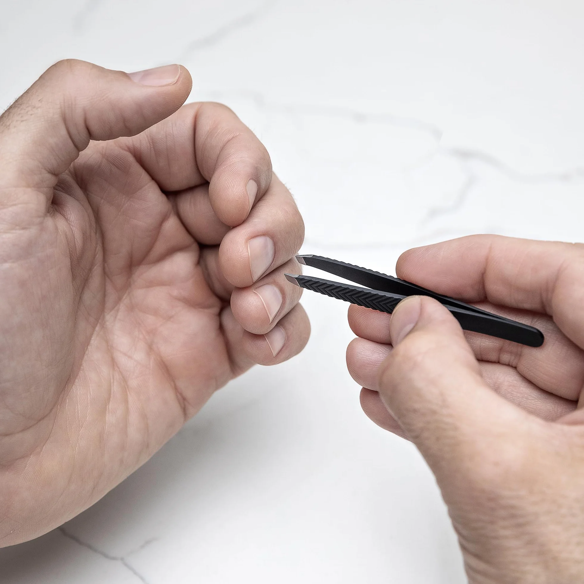 MANSCAPED® Shears 3.0, juego de manicura de acero inoxidable para hombres de 5 piezas con cortaúñas de manos y pies, lima de uñas, pinzas de punta inclinada, tijeras para cutículas y estuche de viaje
