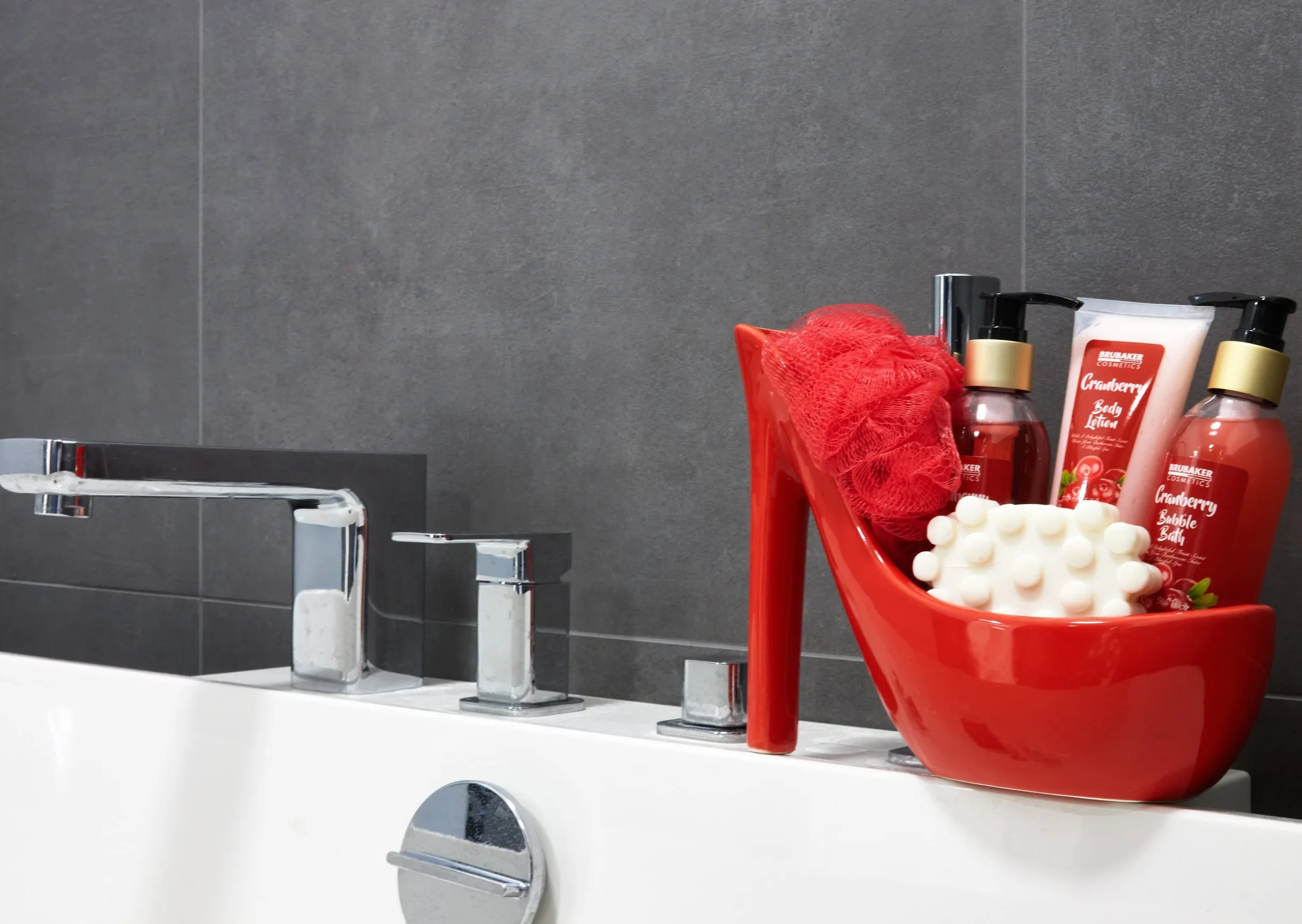 BRUBAKER Cosmetics Luxury Cranberry Beautyset - Set de Baño y Ducha de 6 Piezas - Set de Regalo en Rojo con Estilete de Cerámica