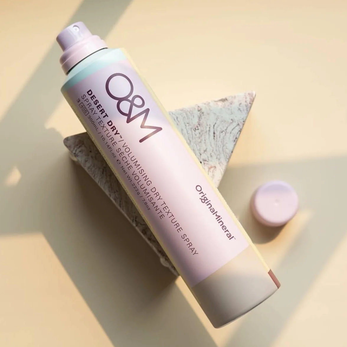 O&M Desert Dry Volumising Dry Texture Spray (300 ml) – Enfoque volumen spray de agarre flexible – Spray texturizante y absorbente de aceite – Sin sulfatos y siliconas – Certificado PETA, vegano
