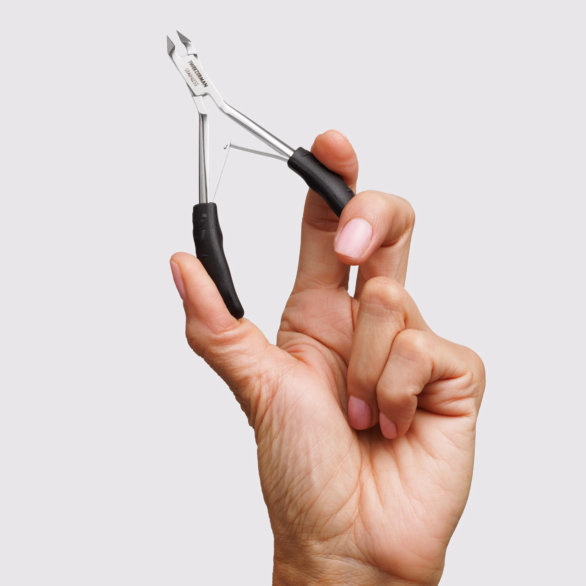 TWEEZERMAN Alicate para cutículas (eliminación precisa de cutículas, diseño ergonómico, hojas afiladas a mano, acero inoxidable)