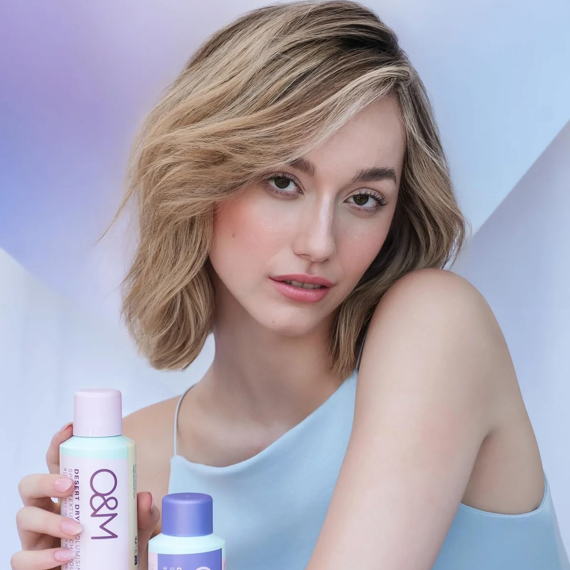 O&M Desert Dry Volumising Dry Texture Spray (300 ml) – Enfoque volumen spray de agarre flexible – Spray texturizante y absorbente de aceite – Sin sulfatos y siliconas – Certificado PETA, vegano