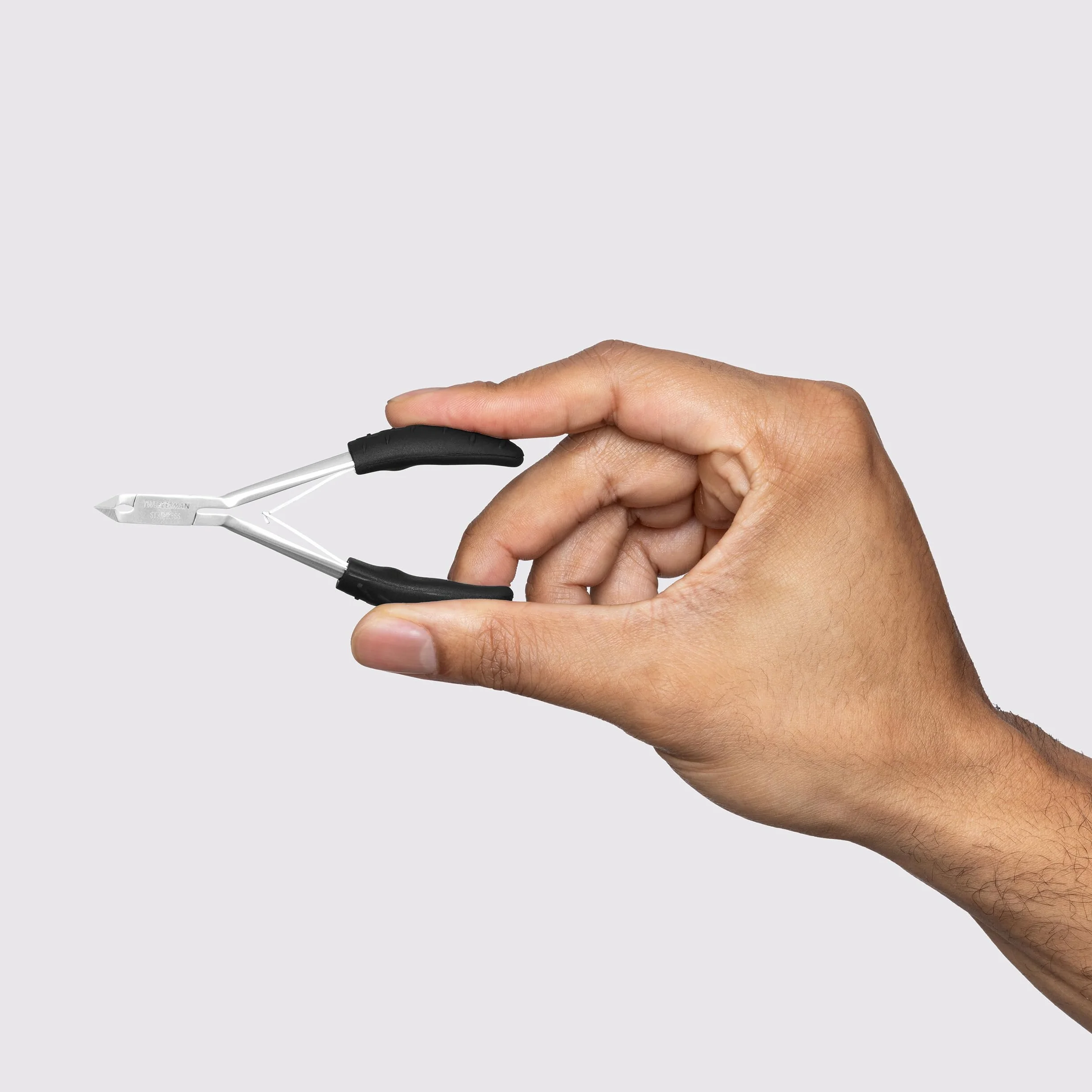 TWEEZERMAN Alicate para cutículas (eliminación precisa de cutículas, diseño ergonómico, hojas afiladas a mano, acero inoxidable)