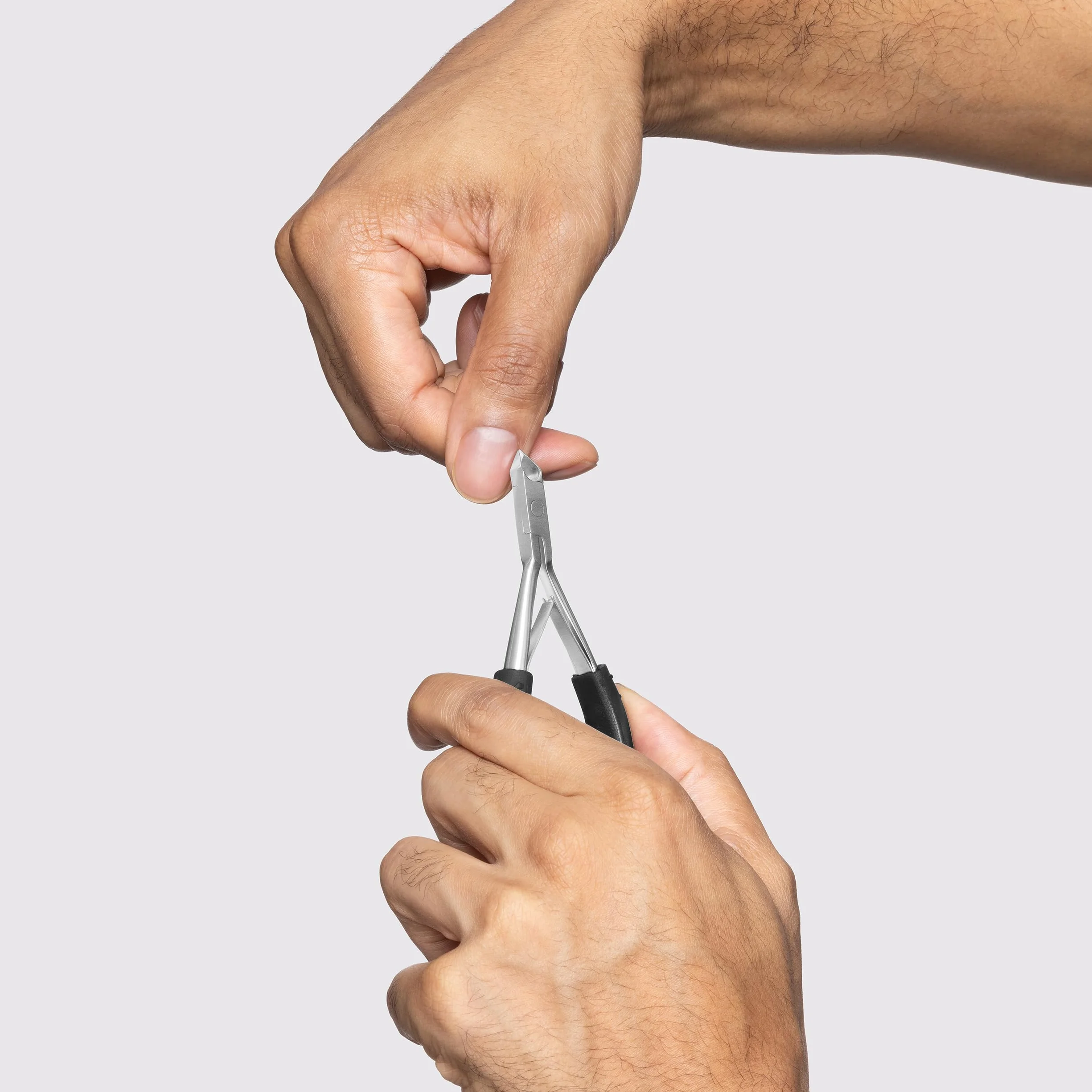 TWEEZERMAN Alicate para cutículas (eliminación precisa de cutículas, diseño ergonómico, hojas afiladas a mano, acero inoxidable)