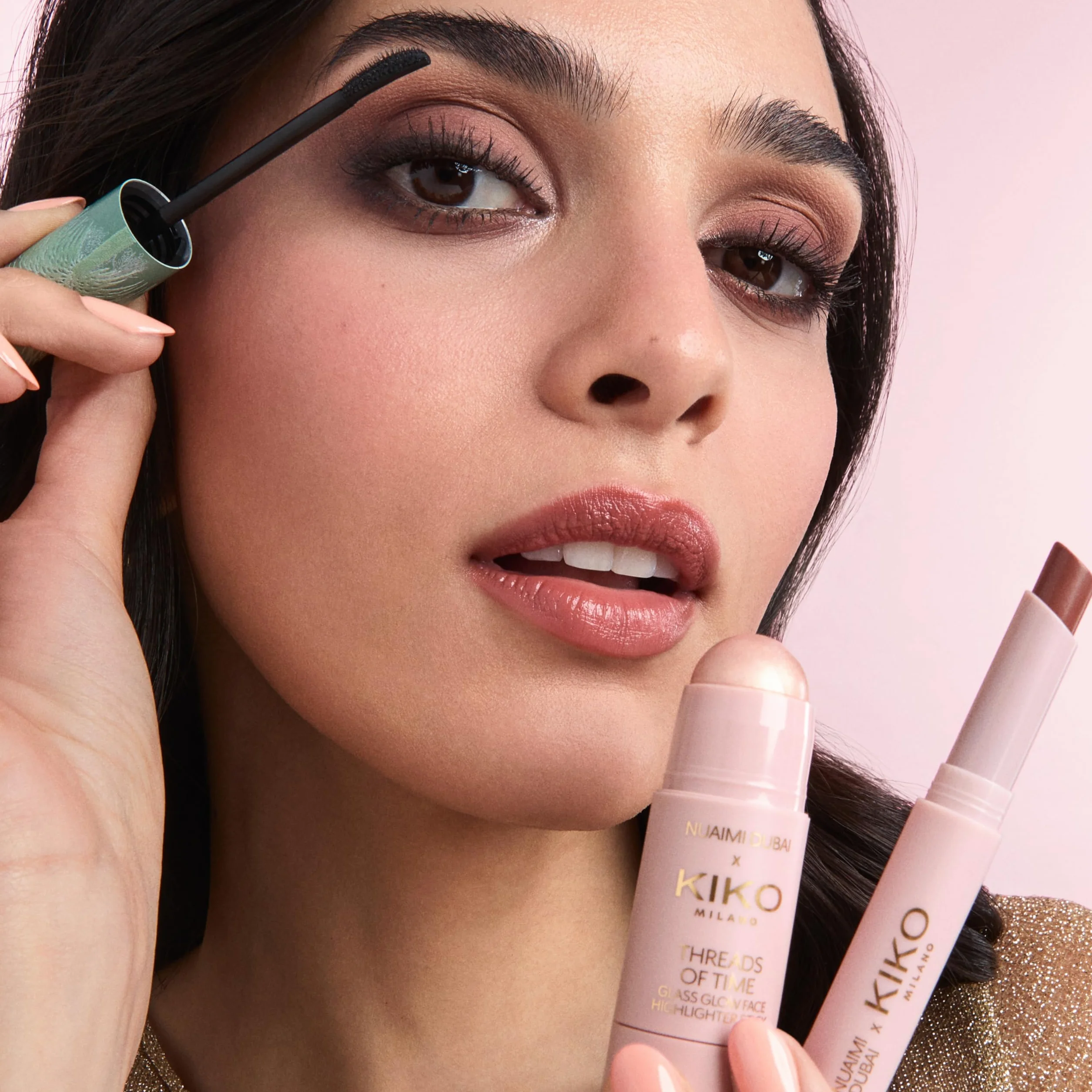 KIKO Milano Threads Of Time Glass Glow Icons Make Up Kit, Kit De Maquillaje De Regalo: Iluminador En Stick, Cera Para Cejas Y Brillo En Stick